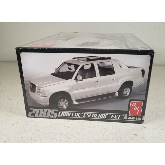 AMT 2005 Cadillac Escalade EXT Pickup Truck 1:25 Scale Model Kit #680 New Seal - Picture 6 of 8